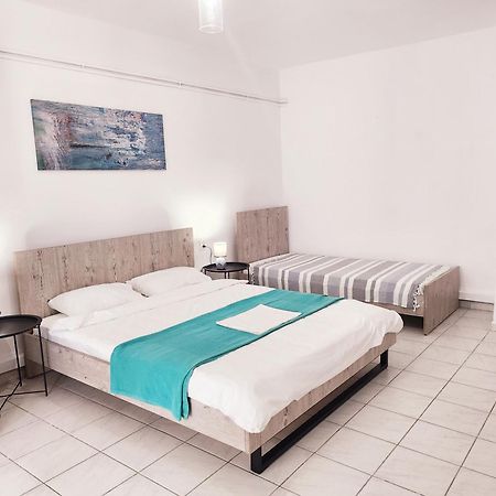 La Familia Apartments Olympiakí Aktí Buitenkant foto