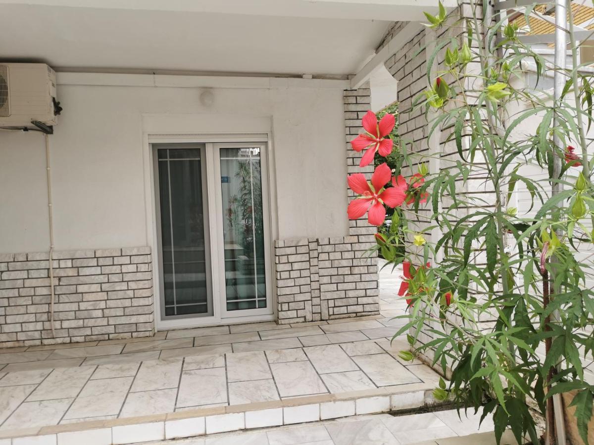 La Familia Apartments Olympiakí Aktí Buitenkant foto