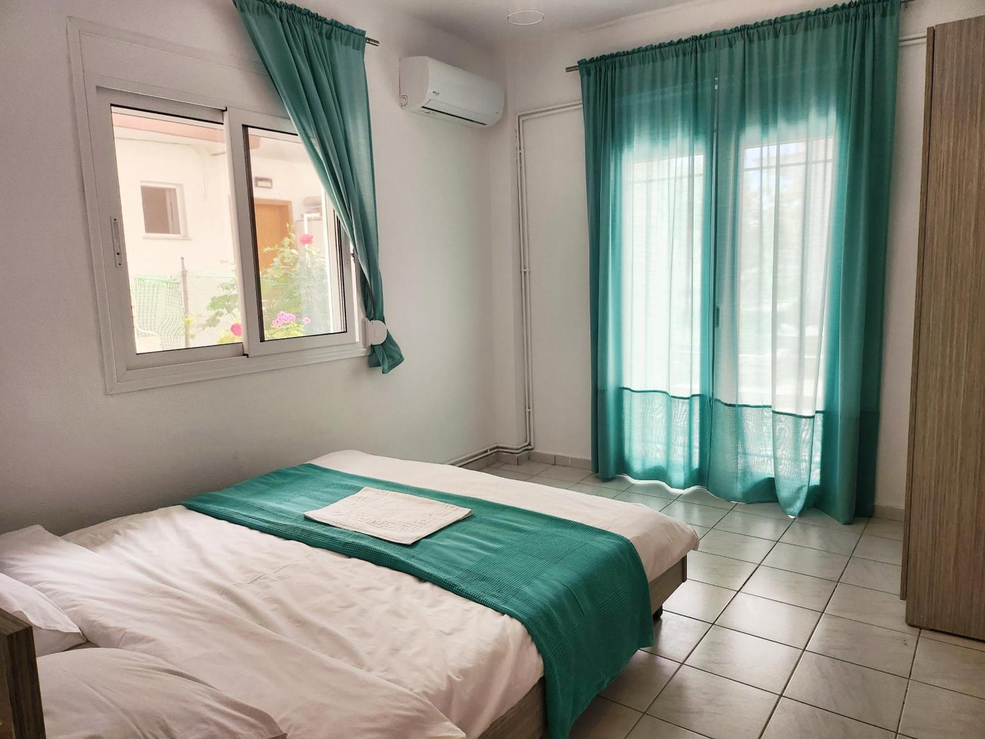 La Familia Apartments Olympiakí Aktí Buitenkant foto