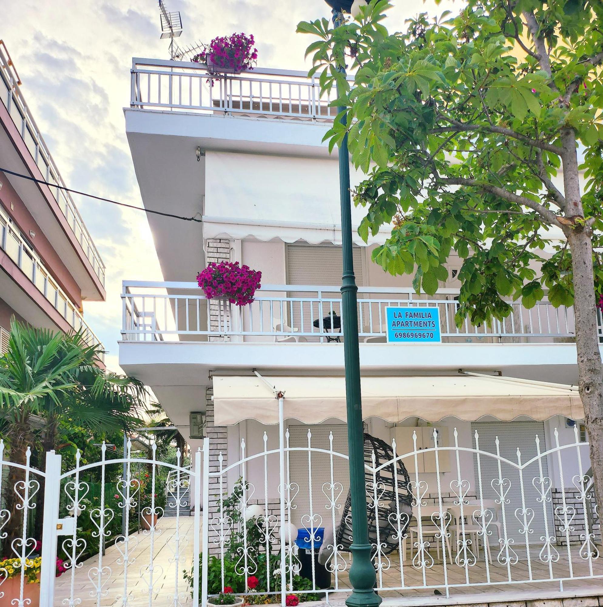 La Familia Apartments Olympiakí Aktí Buitenkant foto